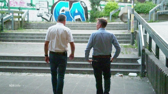 Heiko Sander, rechts im Bild, mit dem ehemaligen Polzeibeamten Horst Niens unterwegs in Harburg. © Screenshot 