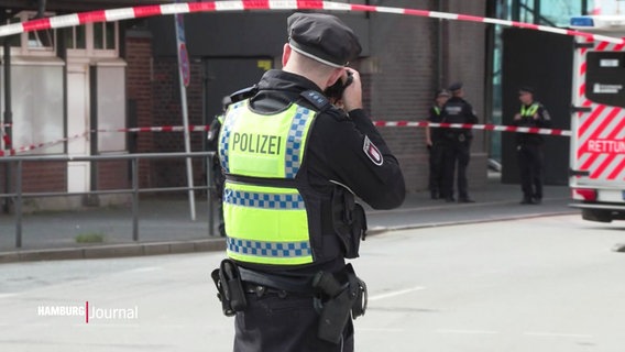 Ein Polizist fotografiert am Tatort. © Screenshot 