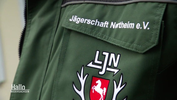 Eine grüne Arbeitsjacke mit der Aufschrift "Jägerschaft Northeim e.V." © Screenshot 