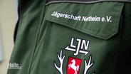 Eine grüne Arbeitsjacke mit der Aufschrift "Jägerschaft Northeim e.V." © Screenshot 