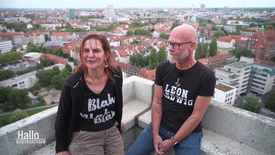 Cora Gutzeit und Dirk Protesta stehen auf ihrem Balkon in der höchsten Etage des Ihme-Zentrums. © Screenshot 