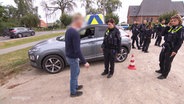 Eine Polizistin führt bei einem Autofahrer eine Rauschgiftkontrolle durch. © Screenshot 