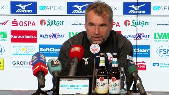 Trainer Bernd Hollerbach bei einer Pressekonferenz © Screenshot 