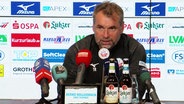 Trainer Bernd Hollerbach bei einer Pressekonferenz © Screenshot 