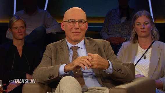 Autor und Lehrer Ewald Arenz im Studiogespräch. © Screenshot 