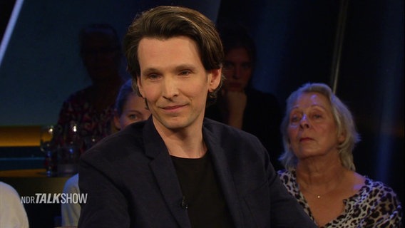 Schauspieler und Autor Sabin Tambrea in der NDR Talk Show Runde © Screenshot 