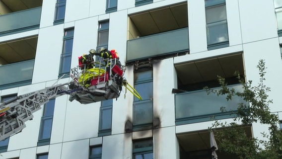 Feuerwehreinsatz an einer brennenden Fassade in der Hamburger Neustadt. © Screenshot 