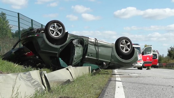 Ein Fahrzeug bleibt nach einem Unfall in Finkenwerder auf dem Dach liegen. © Screenshot 