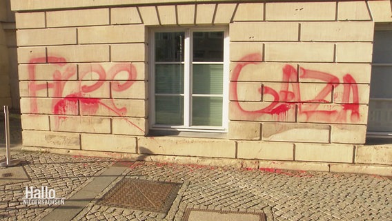 Eine Fassade mit einem Grafiti-Schriftzug. © Screenshot 