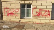 Eine Fassade mit einem Grafiti-Schriftzug. © Screenshot 