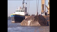 Archivaufnahme zeigt den ersten Bergungsversuch des Finddlings aus der Elbe. © Screenshot 