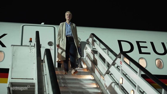 Manuela Schwesig steigt im Dunkeln aus einem Flugzeug aus. © Screenshot 