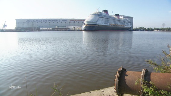 Ein Kreuzfahrtschiff liegt am Pier der Meyer-Werft © Screenshot 