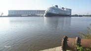 Ein Kreuzfahrtschiff liegt am Pier der Meyer-Werft © Screenshot 