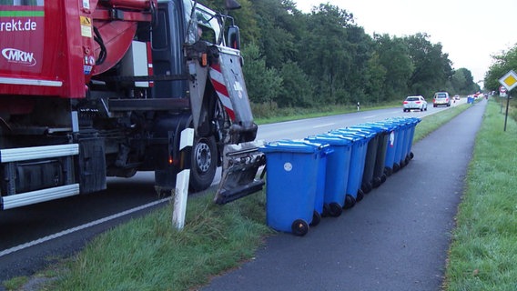 Mülttonnen stehen auf einem Radweg. © Screenshot 