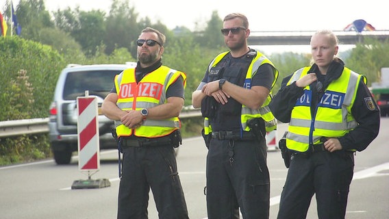 Polizeibeamte stehn an einer Autobahnausfahrt. © Screenshot 