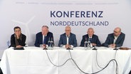 Mehrere Personen um Niedersachsens Ministerpräsident Stephan Weil und Hamburgs Bürgermeister Peter Tschentscher (beide SPD) bei einer Pressekonferenz. © Screenshot 