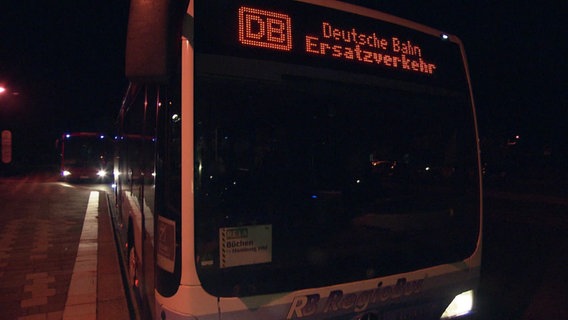 Ein Bus wartet an einer Haltestelle. © Screenshot 