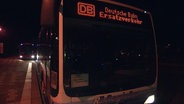 Ein Bus wartet an einer Haltestelle. © Screenshot 