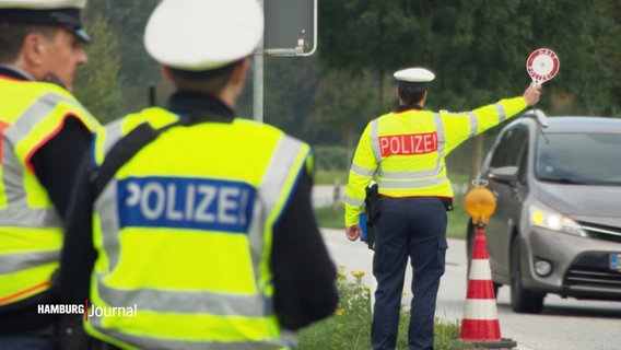 Polizist:innen kontrollieren den Verkehr an der Grenze zu Dänemark. © Screenshot 