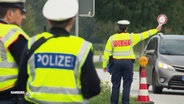 Polizist:innen kontrollieren den Verkehr an der Grenze zu Dänemark. © Screenshot 