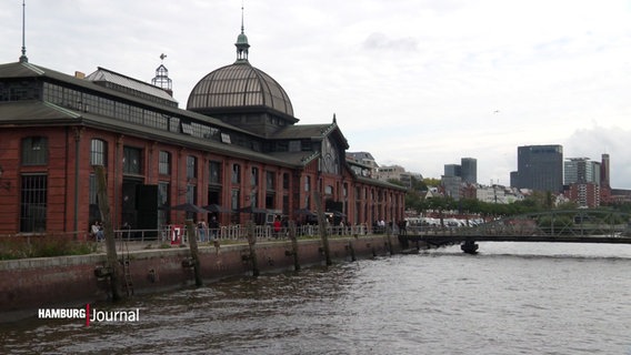 Die Hamburger Fischauktionshalle, aufgenommen von der Elbseite. © Screenshot 