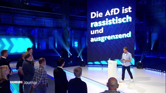 Szene aus der Show "Die 100" mit der Projektion der These "Die AfD ist rassistisch und ausgrenzend". © Screenshot 