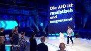 Szene aus der Show "Die 100" mit der Projektion der These "Die AfD ist rassistisch und ausgrenzend". © Screenshot 