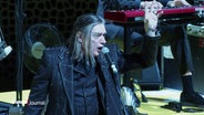 Frontsänger Blixa Bargeld von den Einstürzenden Neubauten beim Konzert in der Elbphilharmonie. © Screenshot 