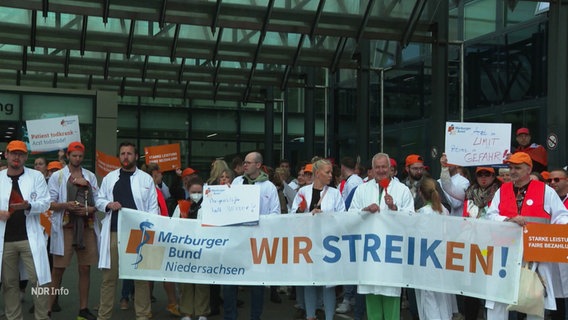 Streikende Ärzt:innen mit Demoplakaten. © Screenshot 