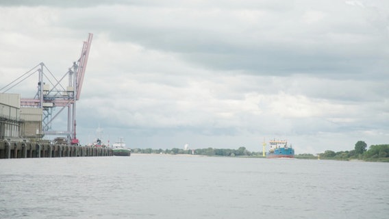 Ein Schiff auf der Weser im Braker Hafen. © Screenshot 