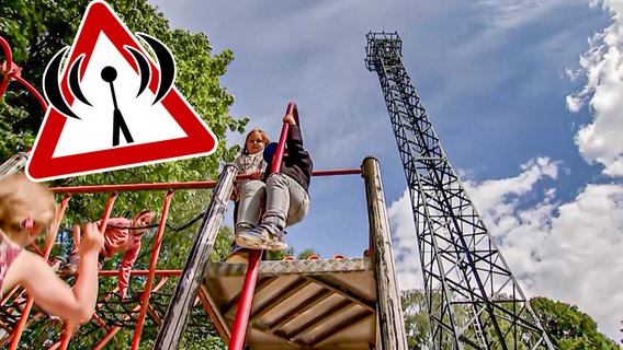 Ein Sendemast neben einem Spielplatz. (extra 3 Spezial: Der reale Irrsinn vom 25.09.2024 im NDR) © NDR 