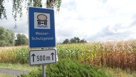 Ein Wasserschutzgebiet-Schild steht vor einem Maisfeld. © Screenshot 