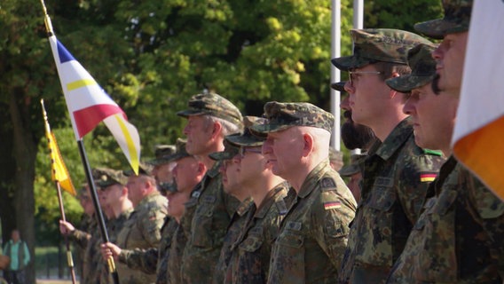 Soldaten des Heimatschutzregiments stehen in einer Reihe. © Screenshot 