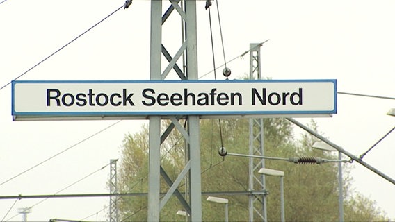 Ein Haltestellenschild mit der Aufschrift "Rostock Seehafen Nord" © Screenshot 