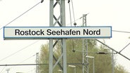 Ein Haltestellenschild mit der Aufschrift "Rostock Seehafen Nord" © Screenshot 