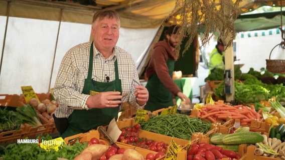 Wilfried Thal an seinem Gemüsestand auf einem Wochenmarkt. © Screenshot 