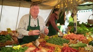 Wilfried Thal an seinem Gemüsestand auf einem Wochenmarkt. © Screenshot 