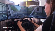 Eine Fahrschülerin übt mit dem Fahrsimulator. © Screenshot 