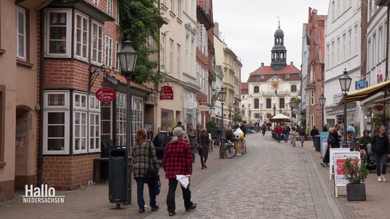 Eine Fußgängerzone in Lüneburg © Screenshot 