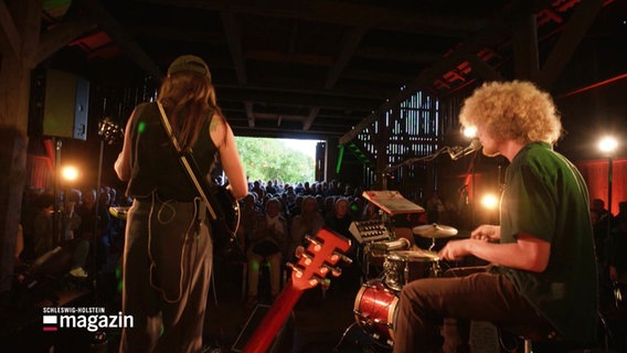 Die Band spielt in der Scheune bei den Segeberger Kulturtagen. © Screenshot 