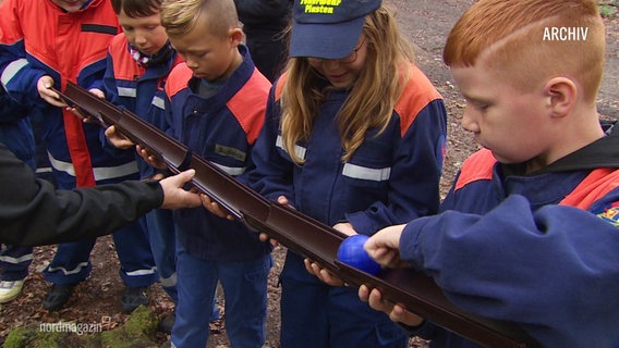 Kinder in der Jugendfeuerwehr bei einer Übung © Screenshot 