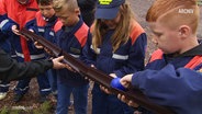 Kinder in der Jugendfeuerwehr bei einer Übung © Screenshot 