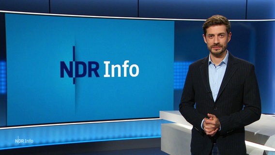 Daniel Anibal Bröckerhoff moderiert NDR Info. © Screenshot 