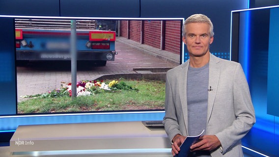 Moderator Thorsten Schröder im Studio von NDR Info. © Screenshot 