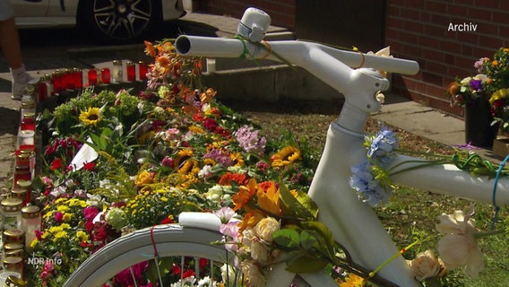 Ein Ghostbike erinnert an den Unfall in Hamburg-Osdorf. © Screenshot 