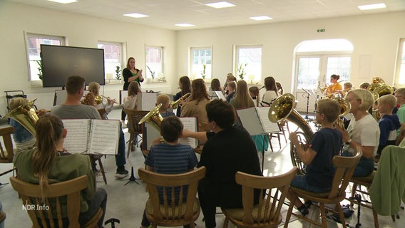 Viele Kinder sitzen im Orchester bei der Probe. © Screenshot 