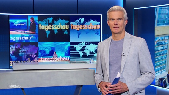 Moderator Thorsten Schröder im Studio von NDR Info. © Screenshot 