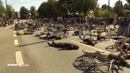 Viele Menschen liegen auf der Straße und erinnern an den tödlichen Unfall. © Screenshot 