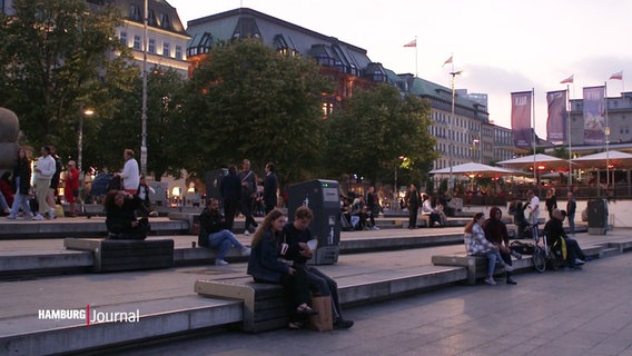 Viele Menschen sitzen am Jungfernstieg. © Screenshot 